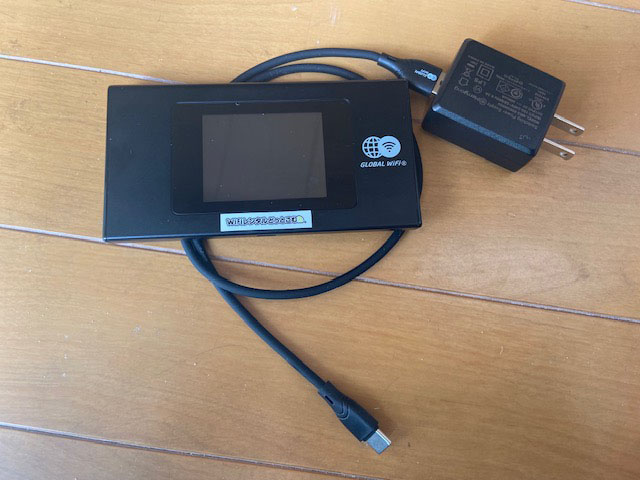 GLOBAL WiFiのモバイルWiFiルーター端末と充電器セット