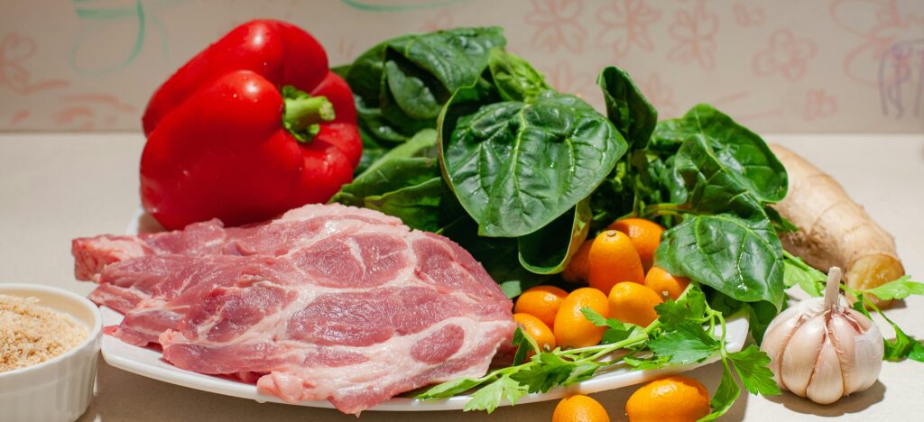 日本への持ち込みが制限される食品・農産物の一例（肉、野菜、果物など）