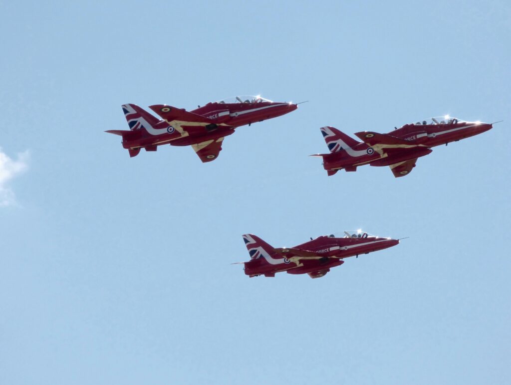 英国空軍のレッドアローズによる3機編隊飛行の様子