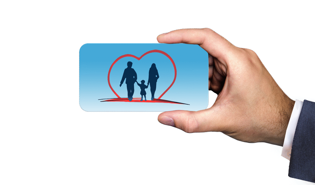 手に持たれたカードに、家族のシルエットとハートのイラストが描かれている。保険と家族の安心を象徴。