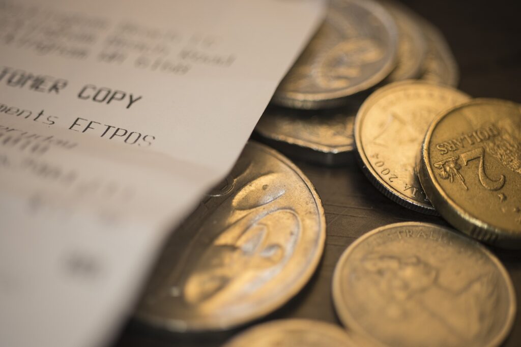 医療費の領収書と硬貨のクローズアップ写真