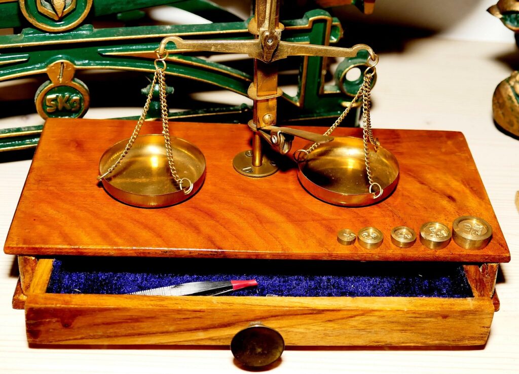 天秤と分銅。判断や比較の象徴