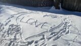 雪の庭に描かれた「LOVE」のメッセージ