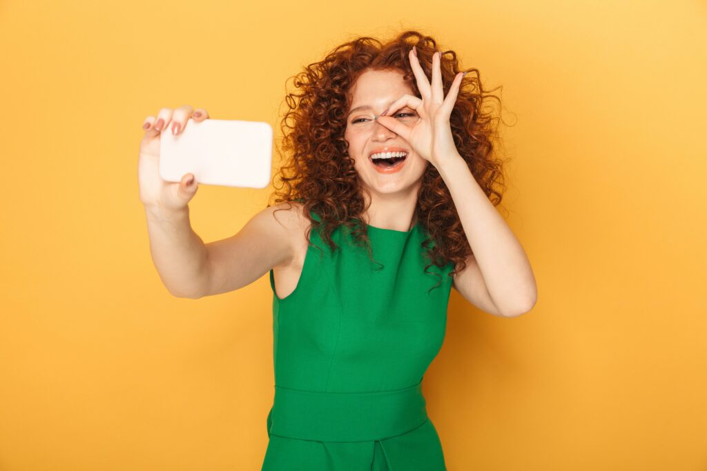 スマートフォンで自撮りを楽しむ笑顔の女性