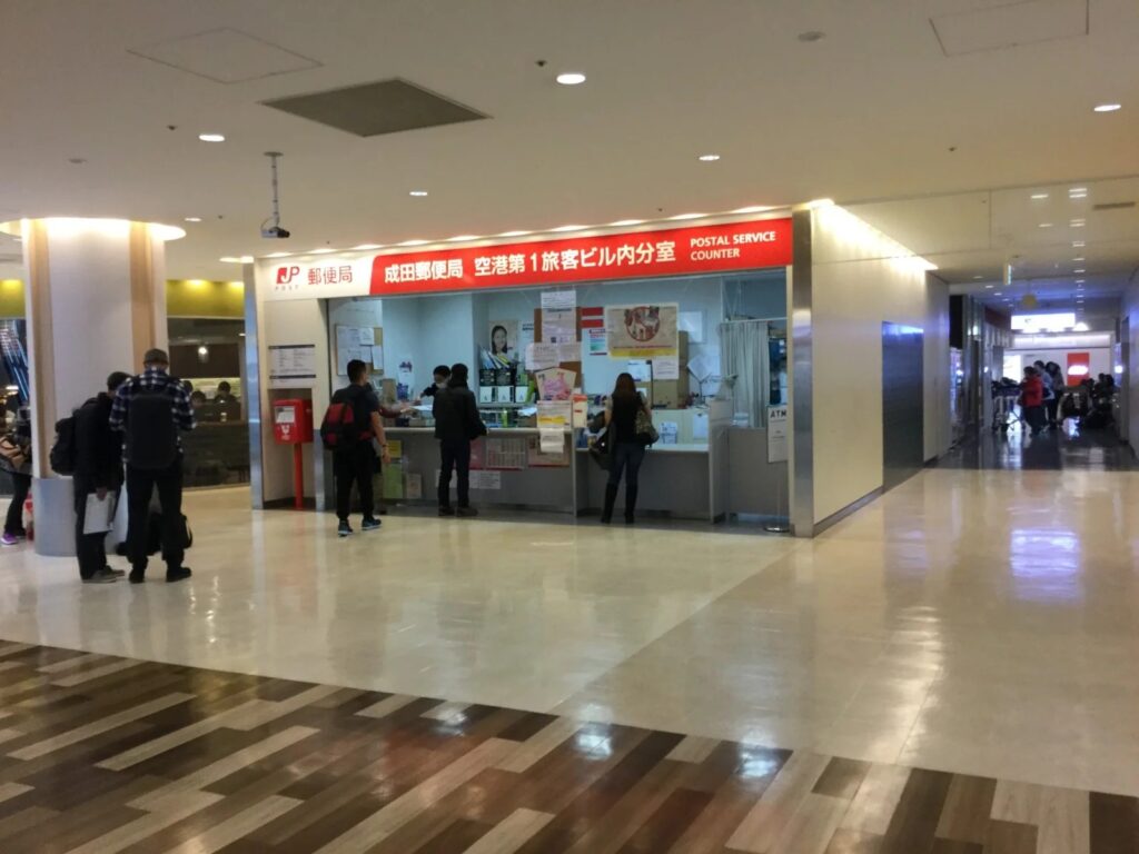成田空港第1ターミナル内にある日本郵便の郵便局カウンター