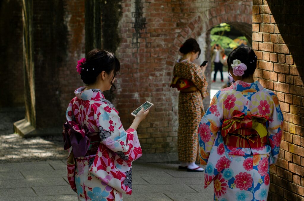 スマートフォンを操作する浴衣姿の若い女性たち