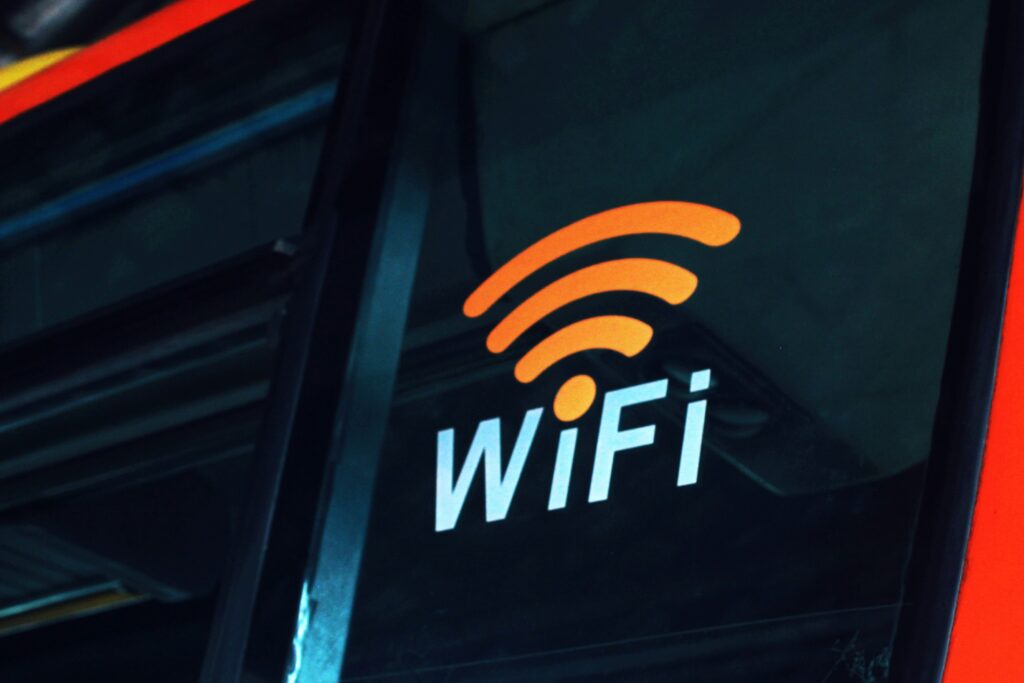 WiFi接続マークが表示された車両の窓ガラス