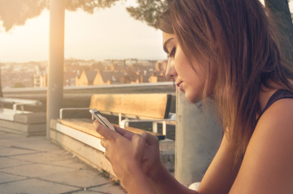 旅行先でスマートフォンを操作する女性
