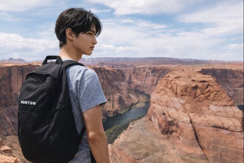 グランドキャニオンを旅するアジア系旅行者