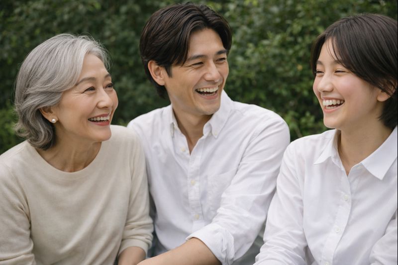 様々な年代の人が笑い合う団らんの様子